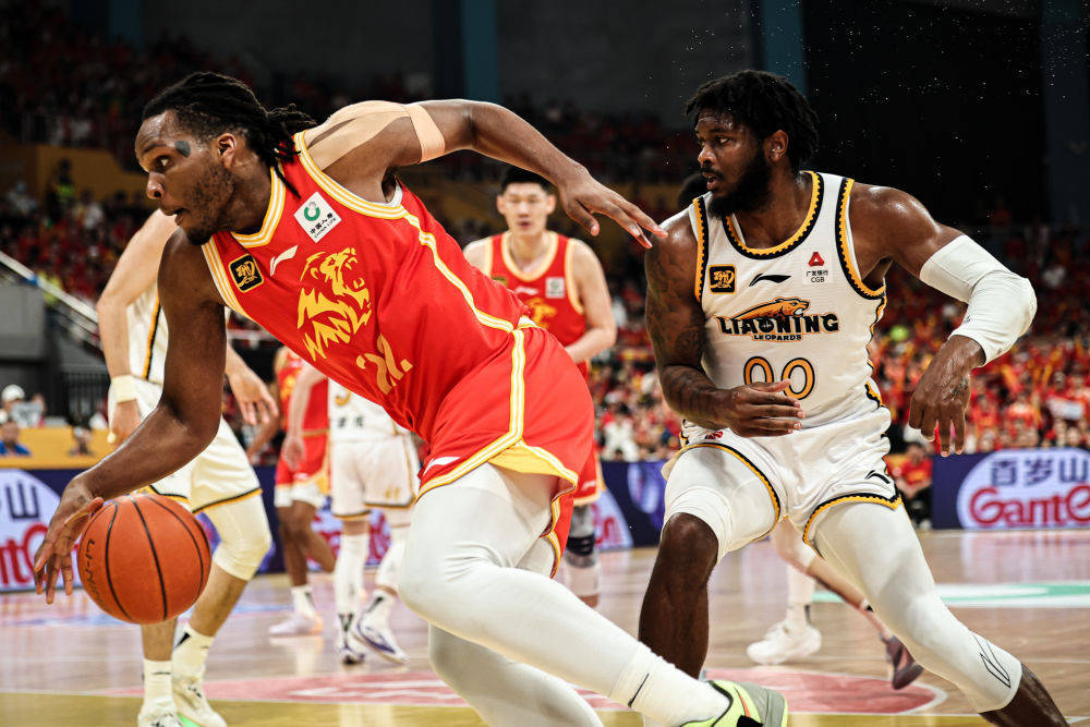 包含广厦男篮加时末段防线松动；志在CBA季后赛名次提升；媒体盛赞；轮换策略成焦点的词条